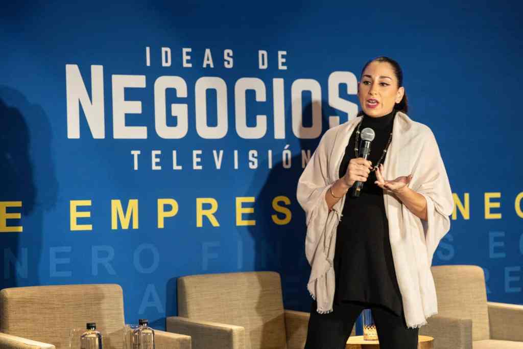 Ana Cristina Dahik Loor - Ideas de Negocios TV Ana Cristina Dahik Lorr del IPADE durante su ponencia en el foro.