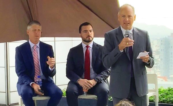 (Derecha) Landon Loomis, Presidente de Boeing en Latinoamérica; Rafael Ferro, director de Ventas en Latinoamérica de Boeing Global Services y (izquierda) Darren Hulst, Vicepresidente de Marketing de Boeing Commerical Airplanes.