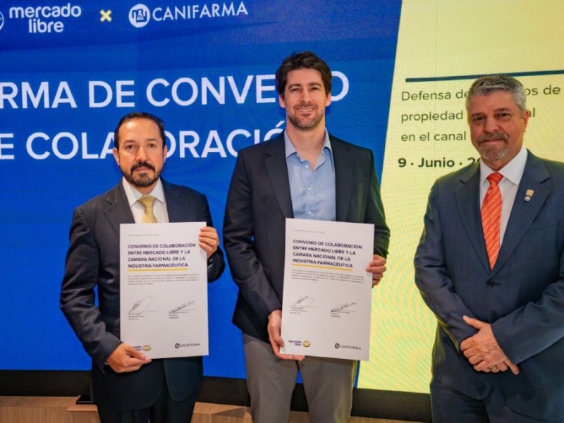Mercado Libre y la Cámara Nacional de Industria Farmacéutica y de Dispositivos Médicos (Canifarma) firmaron un convenio para combatir la piratería de productos farmacéuticos dentro del marketplace. En un comunicado, detallaron que esta alianza estratégica busca defender los derechos de propiedad intelectual en el comercio electrónico. Con esta herramienta, se garantizará un entorno digital totalmente seguro y confiable para los consumidores. "Los productos farmacéuticos son una categoría estratégica y de alta relevancia, al tratarse de los que las personas eligen para cuidar su salud y la de sus familias”, manifestó Paula Fernández Pfizenmair, directora de Propiedad Intelectual de Mercado Libre. ¿Cómo funciona el blindaje farmacéutico digital? A través del Brand Protection Program, se gestionará una cuenta única para centralizar los reportes. La Canifarma representará el portafolio de derechos de sus más de 180 empresas afiliadas. Cuando ocurra una denuncia, la plataforma pausará la publicación de forma inmediata e informará al vendedor. Este proceso de notificación y remoción protegerá activamente el mercado local. "El crecimiento del comercio electrónico exige reforzar los mecanismos que protegen la salud de los pacientes”, aseguró Guy Jean Savoir, presidente de la Canifarma. Agregó que el comercio ilegal de medicamentos en internet representa un riesgo por sus posibles consecuencias para la salud eimpacto que genera en la innovación y el desarrollo de la industria. “Este acuerdo con Mercado Libre fortalece nuestra capacidad para identificar y retirar publicaciones que infrinjan derechos de propiedad intelectual” manifestó. El líder de la Canifarma dijo que ahora los consumidores tendrán mayor certeza de que los productos que adquieren provienen de fuentes seguras y legítimas.